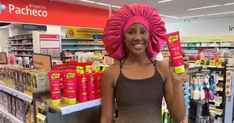 Kolene distribui produto grátis para quem for nas Drogarias Pacheco e São Paulo usando touca de cetim