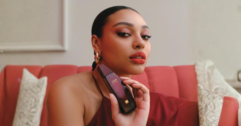 Avon cria experiência sensorial com brindes, café e música para divulgar lançamento do perfume Power Stay em evento gratuito