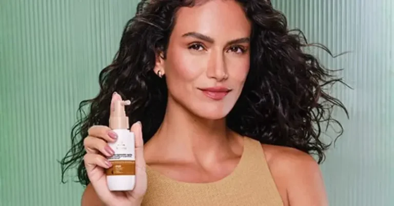 Natura presenteia consumidores que têm fios brancos com o novo sérum Lumina Antissinais em ação inédita nas lojas