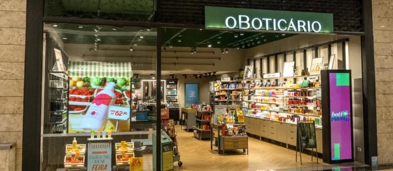 O Boticário realiza ativação em lojas de shopping e distribui brindes especiais em “caixa misteriosa”