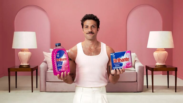 Brilhante e Chay Suede estão juntos em nova campanha que distribui kits exclusivos com regata e novo sabão líquido