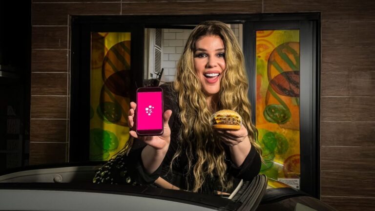 Wanessa Wolf protagoniza campanha de fim de mês do Burger King com a Serasa e distribui sanduíches grátis na madrugada