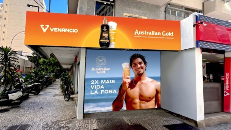 Australian Gold ativa loja da Drogaria Venancio com brindes e experiências solares durante megaevento em Copacabana