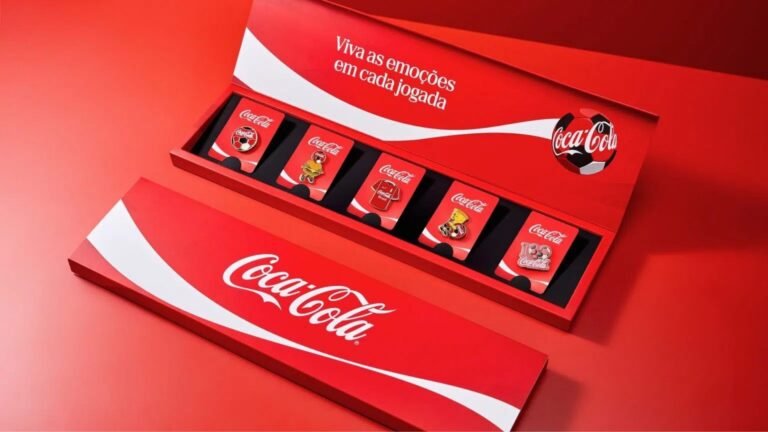 Coca-Cola lança campanha com pins colecionáveis para a Copa e distribuirá brindes surpresa em restaurantes parceiros