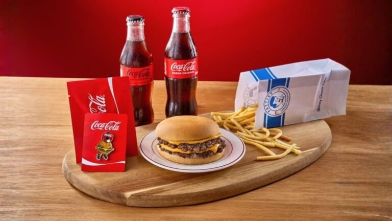 Patties e Coca-Cola distribuem pins colecionáveis gratuitos em ação limitada para clientes que pedirem combo com bebida