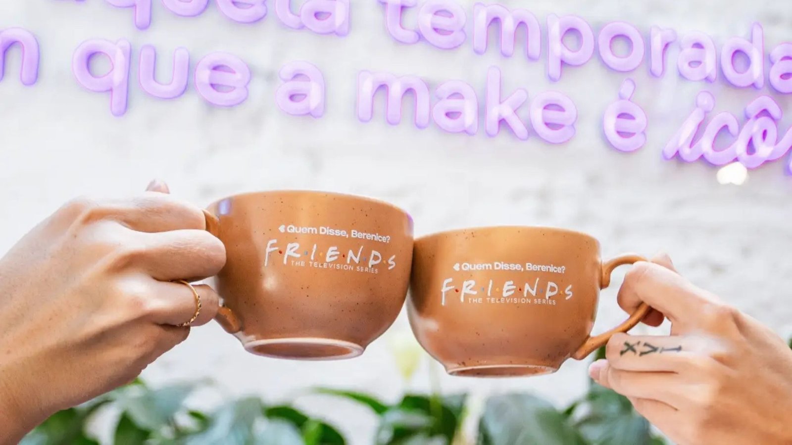 Quem Disse, Berenice? celebra o Dia do Amigo com experiência inspirada em Friends e oferece bebidas grátis no QDB Coffee Quem Disse, Berenice? celebra o Dia do Amigo com experiência inspirada em Friends e oferece bebidas grátis no QDB Coffee