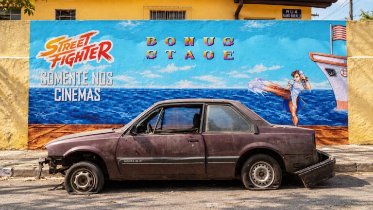 Paramount transforma carros abandonados em ação criativa para divulgar estreia de Street Fighter nas ruas de São Paulo