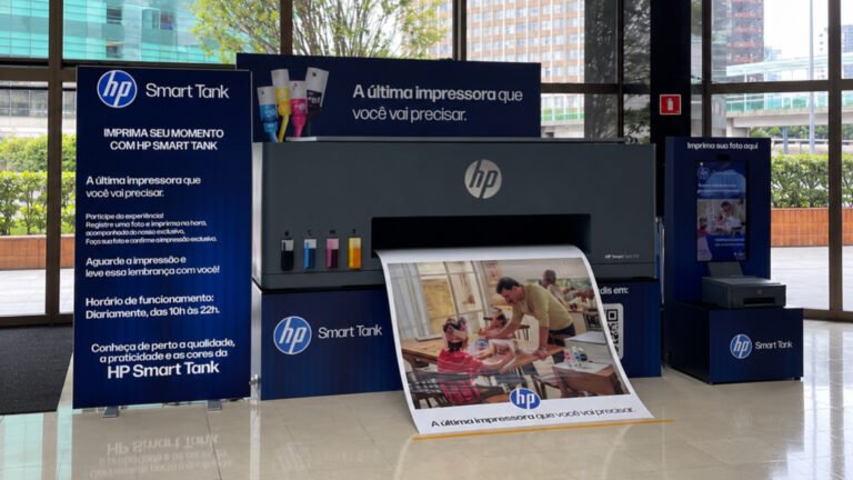 HP instala impressora gigante a shopping e aeroporto de São Paulo com fotos gratuitas e brindes para os visitantes